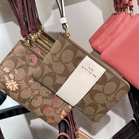 Coach Corner Zip Wristlet In Signature Canvas Gold/KHAKI/CHALK - Picture 2 of 5